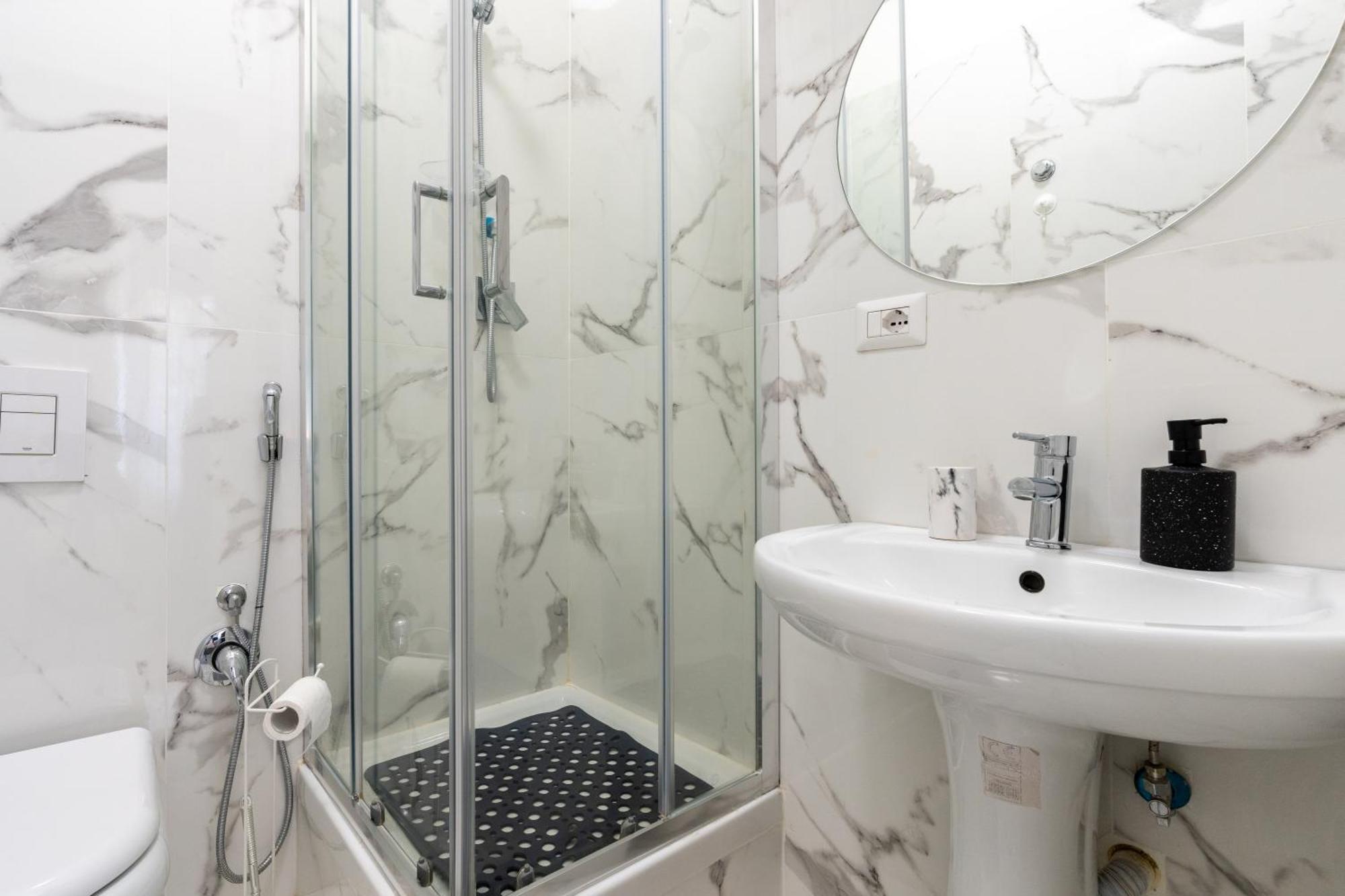 Amazing Apartment Near To Colosseo And Subway Roma Exterior foto
